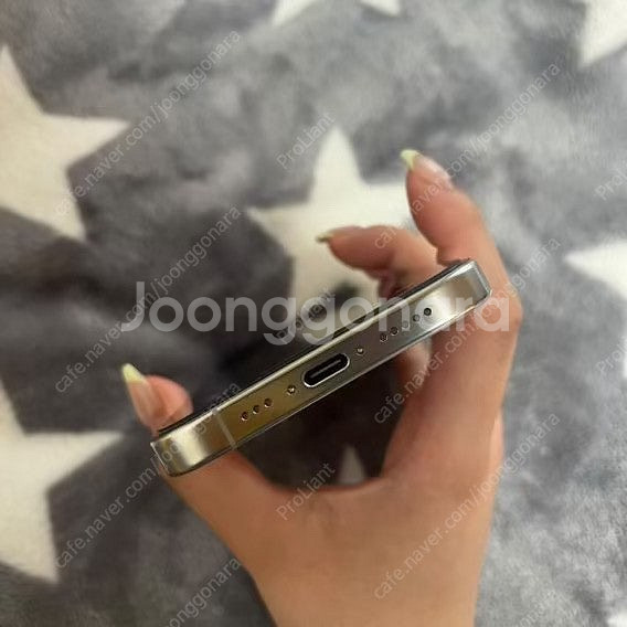 아이폰16 프로 256기가 화이트 티타늄 팝니다.--6