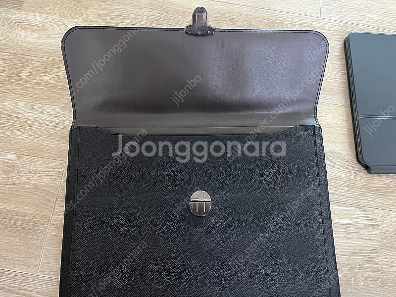 코치 포트폴리오 클러치 가방 판매합니다--2