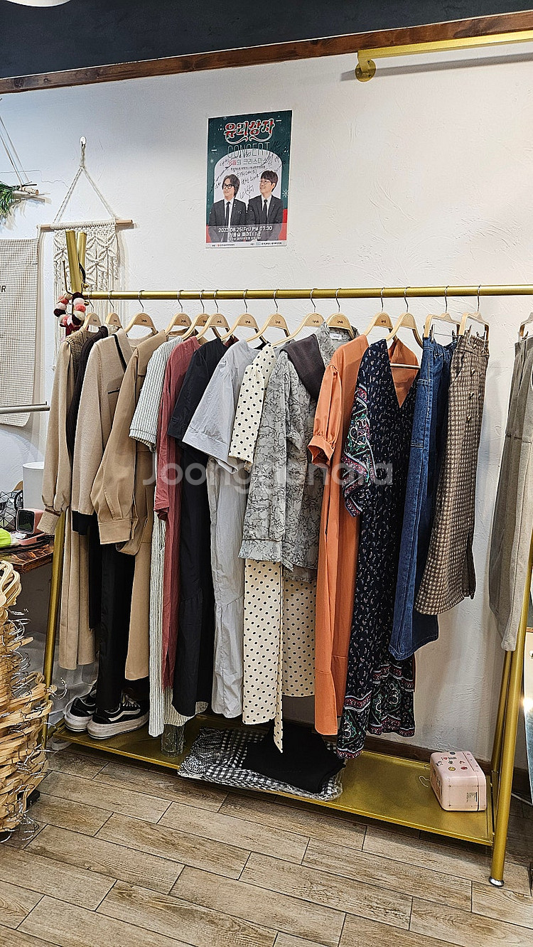 2년미만 예쁜 옷가게정리합니다.헹거.마네킹.거울 기타등...--5