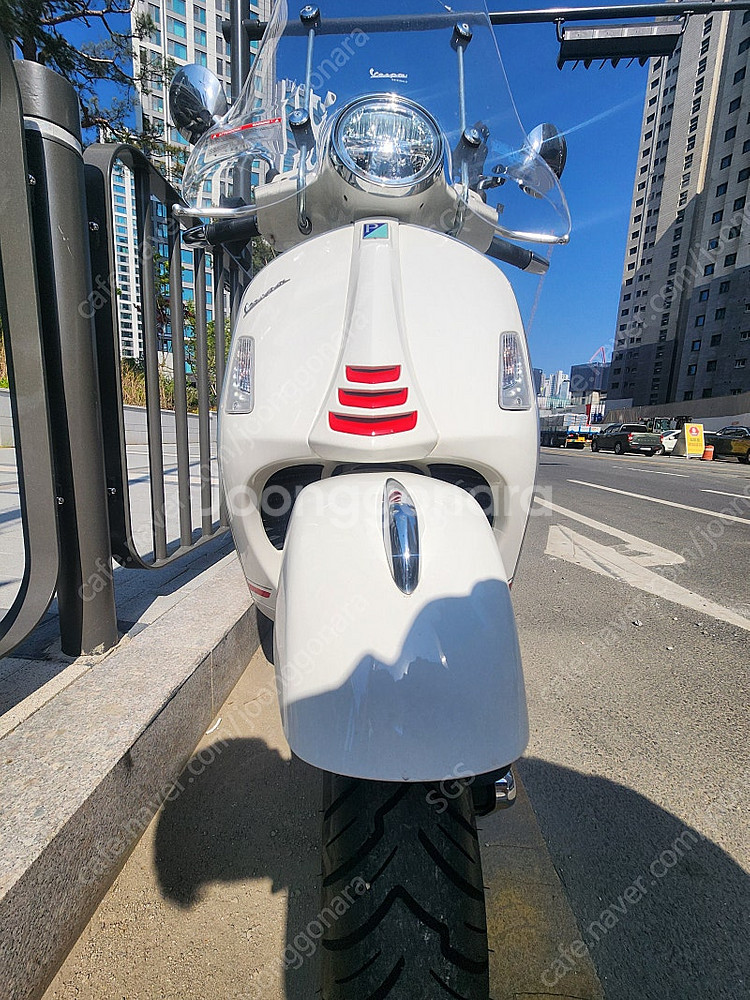 베스파 GTS300 슈퍼스포츠 흰빨 A급 판매합니다--0