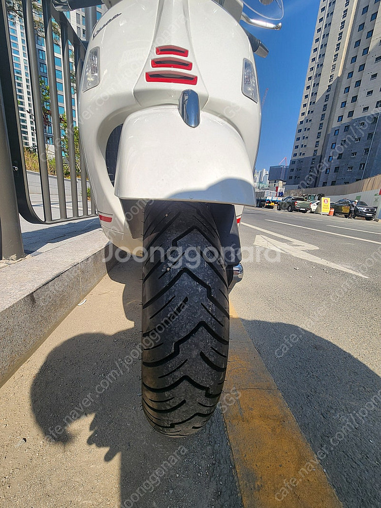 베스파 GTS300 슈퍼스포츠 흰빨 A급 판매합니다--6