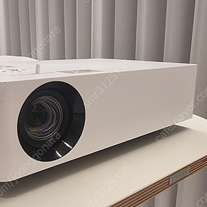 LG HU70LA 시네빔 프로젝터 팝니다 100시간 미만 시청