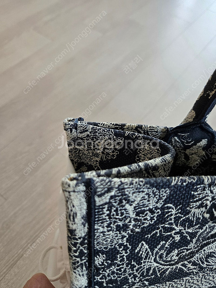 디올 뜨왈드주이 북토트 캔버스 자수 블루&에크루 미듐 토트백 (이너백드림)가격인하 여름필수템--3