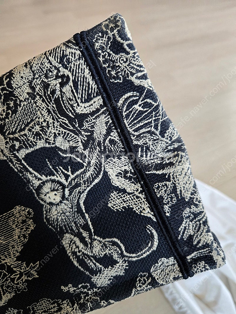 디올 뜨왈드주이 북토트 캔버스 자수 블루&에크루 미듐 토트백 (이너백드림)가격인하 여름필수템--5