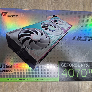 화이트 감성의 성능좋은 COLORFUL IGAME 지포스 RTX4070 ti Ultra OC White D6X 12GB 판매합니다.