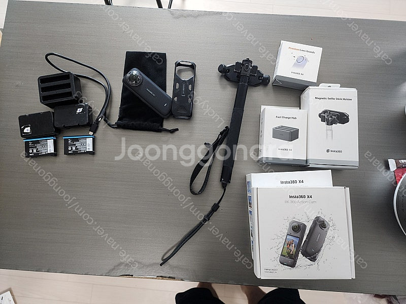 인스타360 X4 판매합니다. 추가구성품 많아용--0