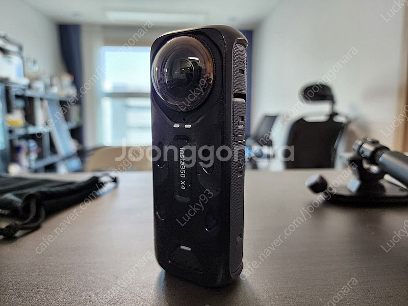 인스타360 X4 판매합니다. 추가구성품 많아용--1