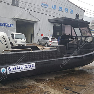 한국최초 수륙양용보트 삼발이 타입. 선외기 200마력급 엔진 장착, 바퀴랜딩