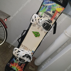 살로몬 HOLOGRAM 스노우보드 데크 148~150센치 바인딩 포함 정도 쓸만함 ( 20만원 택배시 착불 ).