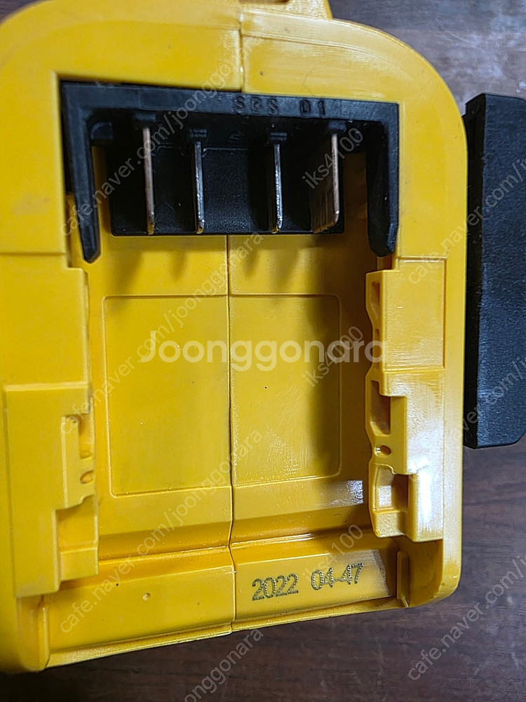 디월트 충전햄머드릴 ( DCD796N ) 베어툴 미사용--2