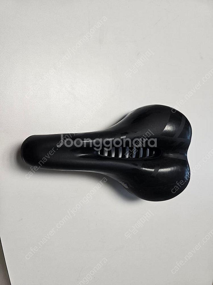 2회 사용 거의 새상품 스타카토 슈퍼노바 안장 판매합니...--1
