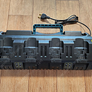 디월트(Dewalt) DCB104 대체품 20V 4ch 멀티 충전기 판매합니다