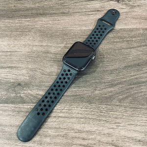 애플워치SE 나이키에디션 44MM 배터리84% 케이블 포함 7만원 판매합니다!