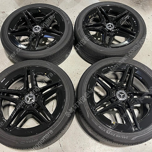 C클 W205 C클래스 AMG 18인치 정품 휠(별휠) 타이어 한대분 판매합니다.