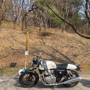 로얄엔필드 20년식 주행거리 13000km미만 카페레이서 GT650 로켓카울 +블랙 박스 2채널+ 무선충전기 휴대폰 거치대 + 레버교체 (순정 부품 모두 보유중) / 동영상 첨부합