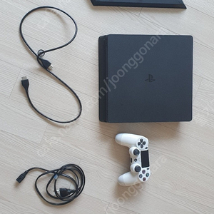 PS4 슬림본체 + 받침대, +패드 1개 + 게임 5개 포함 및 + 8000원 추가로 드려요