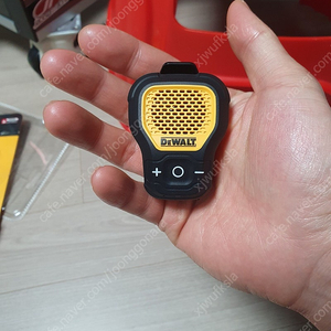디월트 웨어러블 블루투스 스피커