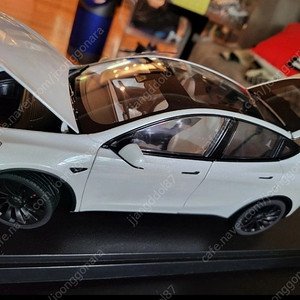 1:18 테슬라 모델Y 다이캐스트