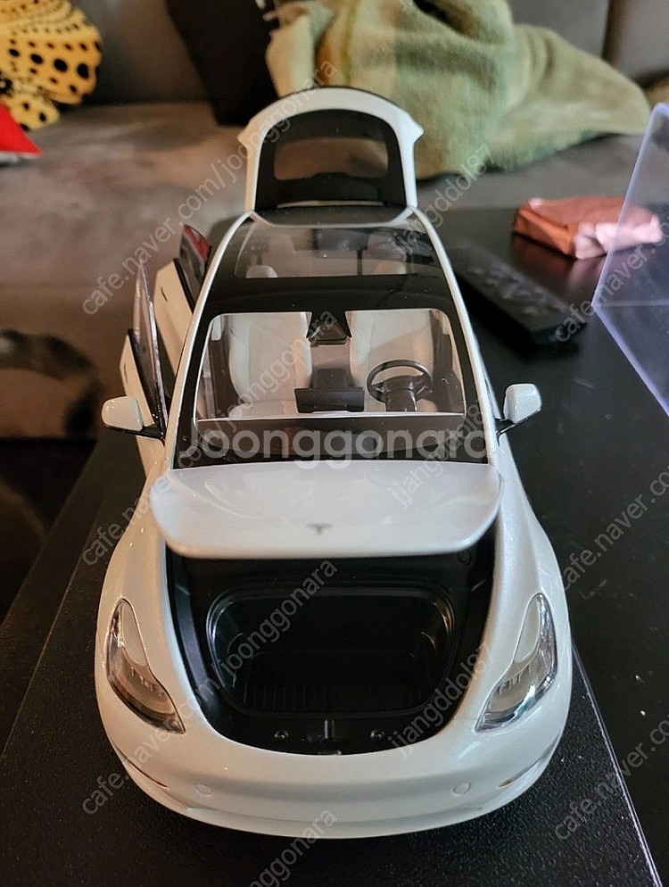 1:18 테슬라 모델Y 다이캐스트--1