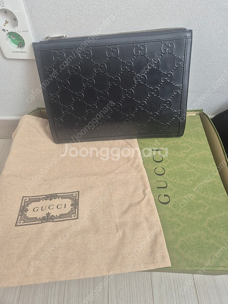 구찌 GG 엠보스 클러치백--0