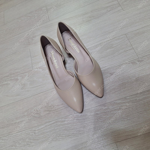 새상품) 스퀘어 펌프스 여성구두 5cm 베이지구두 230cm