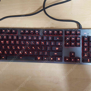 게임용 로지텍 G413키보드 CARBON 2만5000원에 판매합니다. 정상작동합니다. (키가 한개 헐겁습니다)