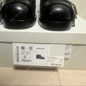 버버리 레더 스트랩 부츠 새상품