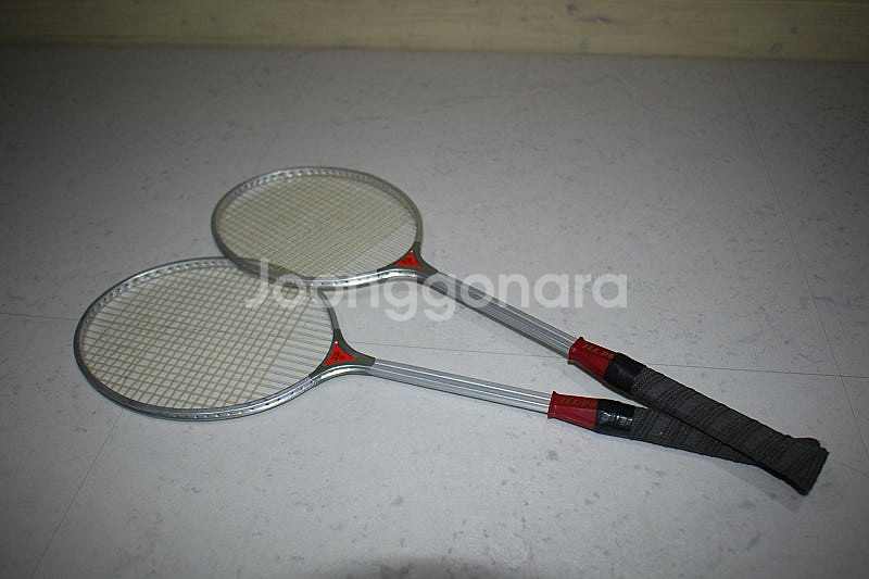(올드 엔틱) 일도 배드민턴 라켓 2개 배드민턴채 1980년대 엔틱 디스플레이 빈티지 소품 오리지널--0