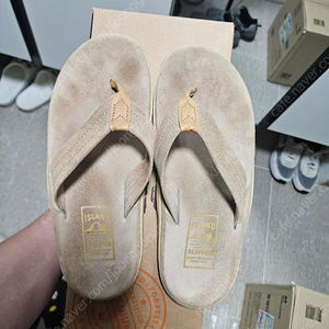 아일랜드 슬리퍼 PT203 타우페 샌들입니다