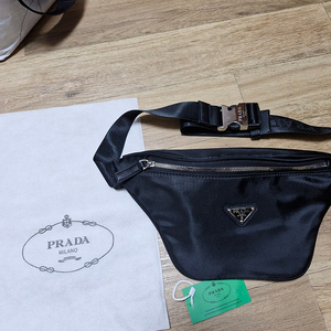 프라다 나일론 슬링백 힙색 가방