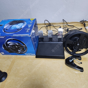 트러스트마스터 T300rs 레이싱휠 팝니다.