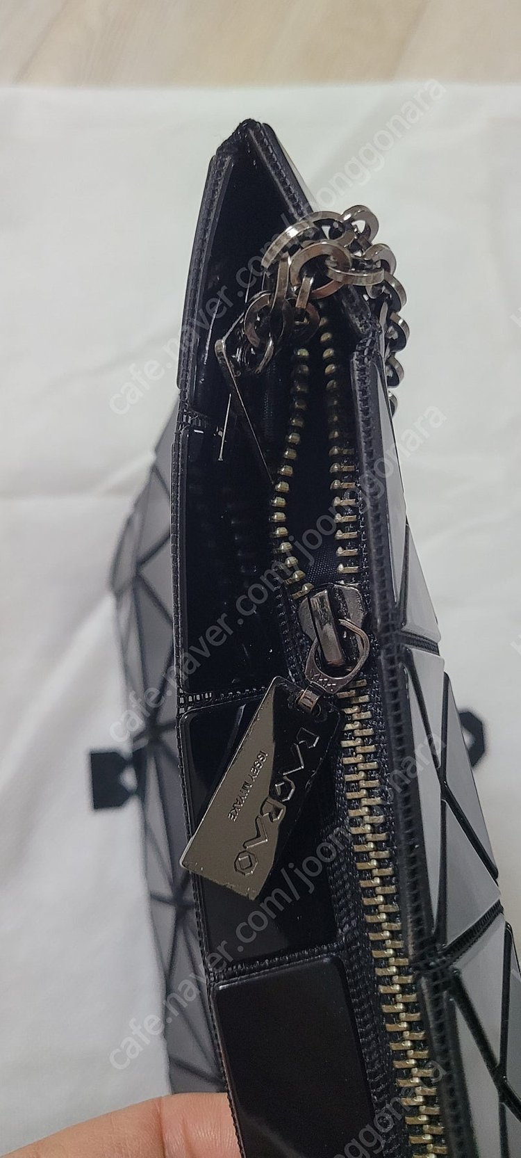 바오바오 클러치겸 크로스백 블랙 유광(상태좋음) 이미지