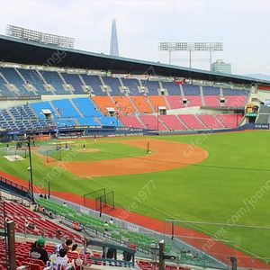 5/17( DH1) 엘지트윈스 vs KT위즈 1루 네이비석 301블럭 통로 2, 4연석 양도합니다.