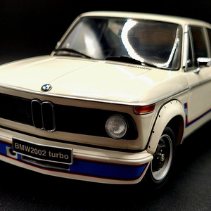 1/18 교쇼 BMW 2002 터보 화이트 색상 판매합니다. 오토아트 교쇼 미니챔프 다이캐스트 모형차