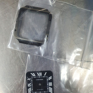 까르띠에 산토스 블랙 다이얼 베젤