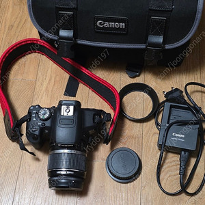 결함있는 캐논 EOS 700D DSLR 입니다