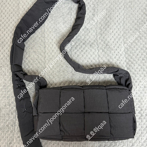 보테가베네타 패딩 카세트백 블랙 팝니다
