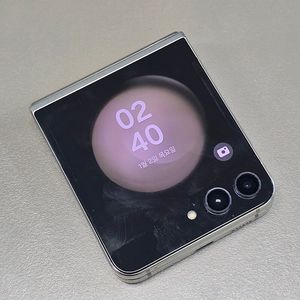갤럭시 Z플립5 화이트 256기가 무잔상 깔금한 저렴한폰 40만에 판매합니다