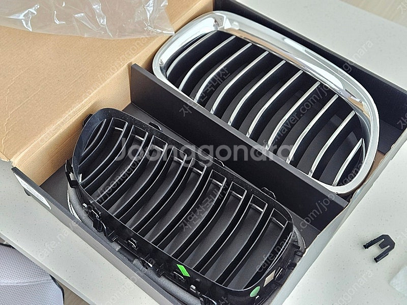 BMW f10 5시리즈 그릴 2개 판매합니다.--9
