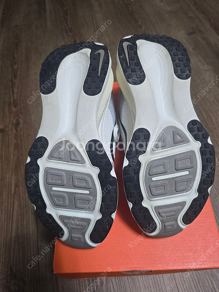 나이키 보메로18 러닝화 판매합니다.--5