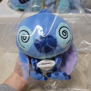 화분을 든 스티치 인형