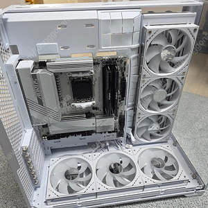 리안리 화이트빌드 9600x + rtx5080 완본체