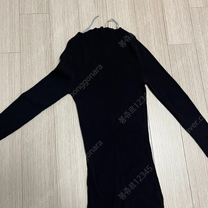 아르켓 블랙 리브드 골지 탑 / 마시모두띠 코스 앤아더스토리즈 한섬 비이커 폼더스토어 폼스튜디오 니트