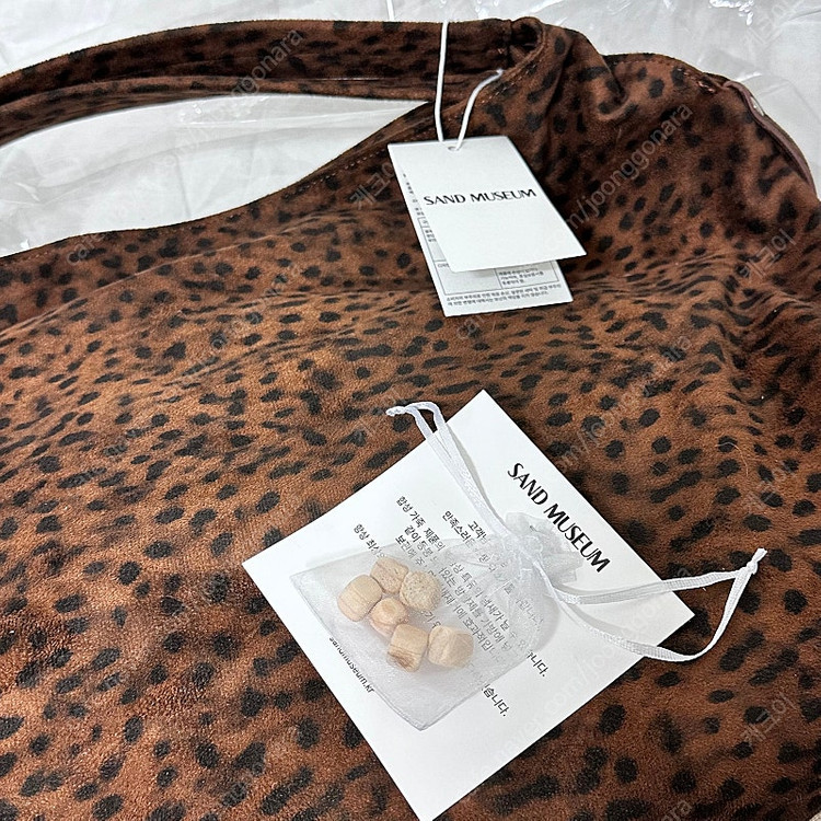 샌드뮤지엄 cactus hobo bag 레오파드 탠 새상품 숄더백 호보백 디자이너가방브랜드 이미지