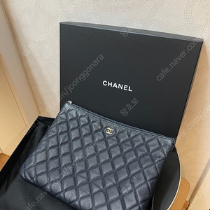 샤넬클래식 뉴미듐 클러치 다크네이비 금장