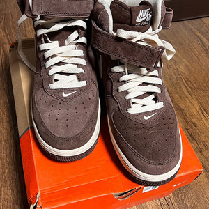 나이키 에어포스1 07 미드 초콜릿스웨이드270 제품 판매합니다
