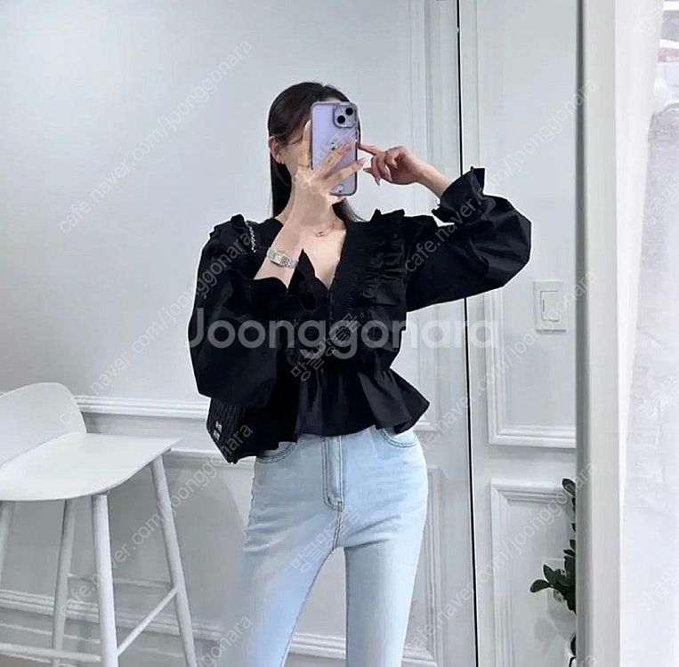[새상품] 퍼프 프릴 브이넥 블랙 블라우스 에이블리--0