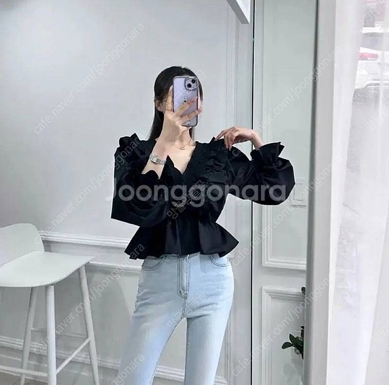 [새상품] 퍼프 프릴 브이넥 블랙 블라우스 에이블리--1