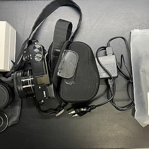 소니 a6000 블랙 + 번들 16-50 + 7장인 35mm 1.2 (mark2) (+ND필터 및 엄지그립 등 포함) 일괄 판매합니다.