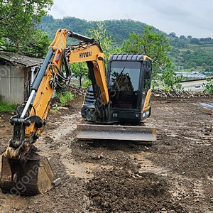 17년 4월식 현대 02 굴삭기 HX60MT 2300만원